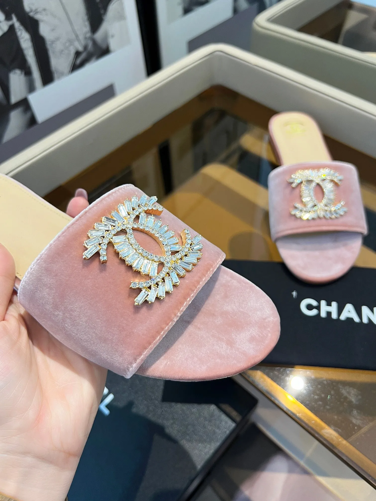 👟👟Ex-factory price 340👟👟 Genuine leather bottom +40 🎉🎉🎉Chanel Xiaoxiang C family sandals series official website synchronization, classic and elegant, casual wear 🌹🌹🌹🌹Original logo~Select imported cowhide and C family custom fabrics, multiple colors for the goddess to choose! ❤️❤️❤️❤️ Code number: 36~40 (customized 35 41 42 43 44 cannot be returned or exchanged)